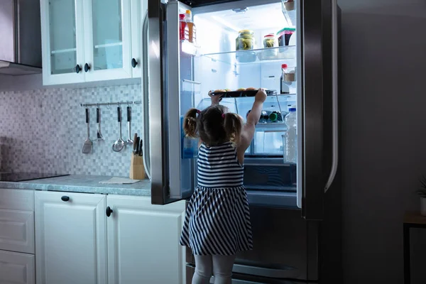 Vue Arrière Fille Essayer Prendre Des Muffins Réfrigérateur Dans Cuisine — Photo