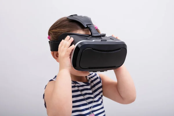 Pequeña Chica Usando Auricular Realidad Virtual Sobre Fondo Blanco — Foto de Stock