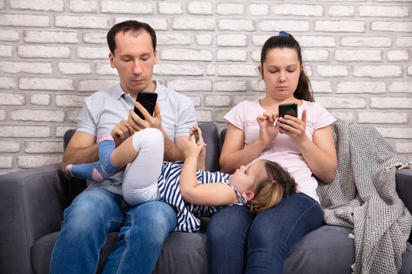 Anne Orada Kızı Koltukta Evde Otururken Smartphone Kullanarak Önden Görünümü — Stok fotoğraf