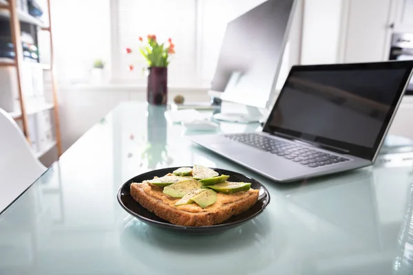 Gesundes Sandwich Teller Neben Laptop Über Reflektierendem Schreibtisch — Stockfoto