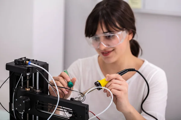 Jonge Vrouwelijke Technicus Dragen Veiligheidsbril Met Behulp Van Soldeerbout — Stockfoto