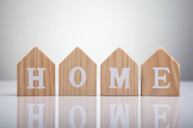 Ev Sözcüğünün Yakın Çekimi Masanın Üzerindeki Ahşap Evlere Yazıldı