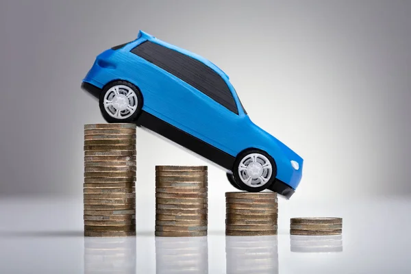 Carro Azul Sobre Moedas Empilhadas Contra Fundo Cinza — Fotografia de Stock