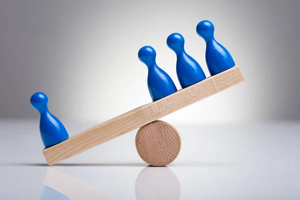 Figuras Peones Azules Equilibrio Balancín Madera Sobre Escritorio —  Fotos de Stock