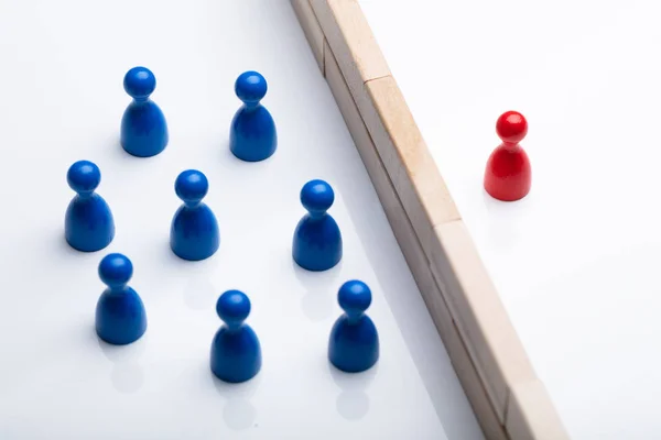 Közelkép Piros Kék Figura Vizelet Gyalogosan Elválasztva Blokkok Íróasztal — Stock Fotó