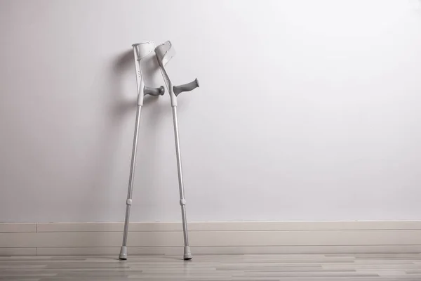 Close Pair Crutches Leaning Concrete Wall — Stock Photo, Image