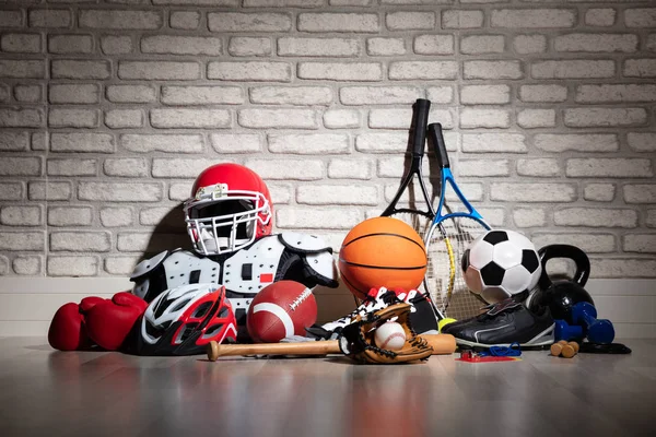 Vários Equipamentos Esportivos Chão Frente Parede Tijolo — Fotografia de Stock