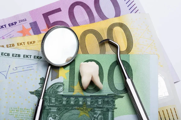 Una Vista Elevada Herramientas Dentales Dientes Billetes Euro —  Fotos de Stock