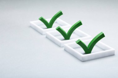 Beyaz Arkaplan Karşısında Yeşil İşaretlerin Yakın Çekimi Belirlenmiş Beyaz Bloklar