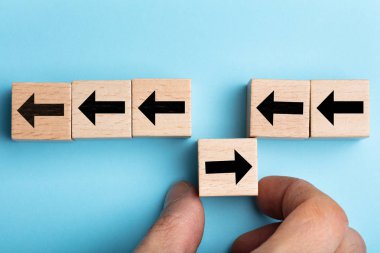 Adam el yerleştirme ok Işareti ahşap blok karşı yönü Ile yükseltilmiş bir görünüm