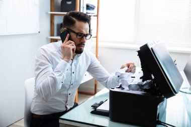 Cellphone arama Genç Işadamı yazıcı Stuck kağıt kaldırma