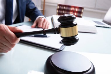 Mahkeme Salonundaki Erkek Yargıcın Orta Bölümü Masanın Üzerindeki Ses Engelinde Tokmak Vuruyor