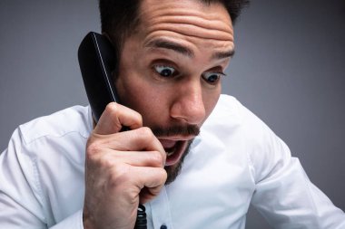 Yakın çekim sinirli Işadamı bir telefon bağırıyor