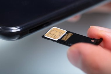 Cep telefonuna Sim Kart Ekleyen Bir Kişi 'nin Yakın Çekimi