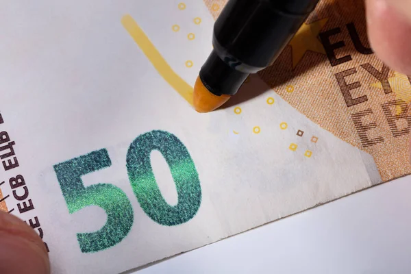 Nahaufnahme Der Handschrift Auf Banknote Mit Gelbem Marker — Stockfoto