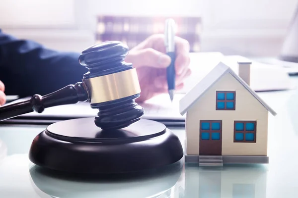 Martillo Con Bloque Sonido Modelo Casa Sobre Escritorio Delante Hombre — Foto de Stock