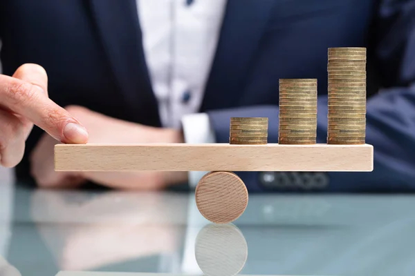 Primer Plano Hombre Negocios Que Equilibra Aumento Monedas Apiladas Con — Foto de Stock