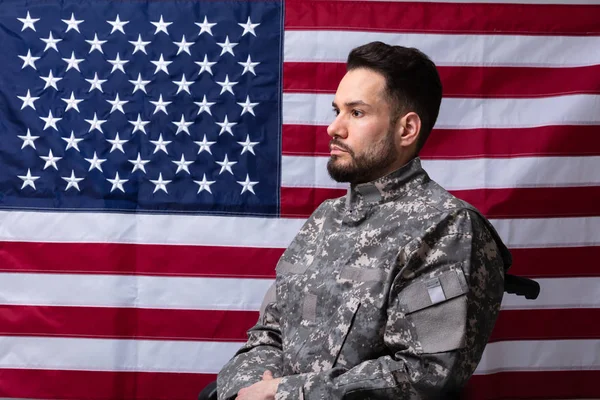 Vista Lateral Veterano Sentado Silla Ruedas Frente Una Bandera Americana — Foto de Stock