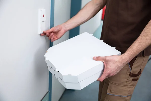 Mão Homem Tocando Sino Porta Com Caixa Pizza — Fotografia de Stock