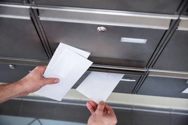 Man Hand Posta Kutusuna Mektupları Eklerken Yakın Çekim — Stok fotoğraf