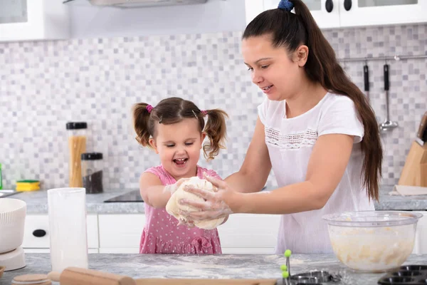 Felice Figlia Aiutare Sua Madre Impastare Pasta Cucina Contatore — Foto Stock