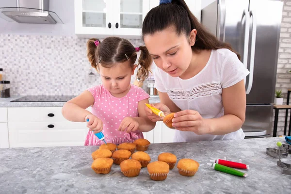Közeli Fel Anya Lánya Díszítő Házi Cupcake Együtt Konyha — Stock Fotó