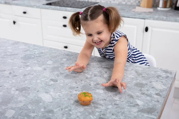 Sorrindo Mão Menina Bonito Chegando Para Bolo Balcão Cozinha — Fotografia de Stock