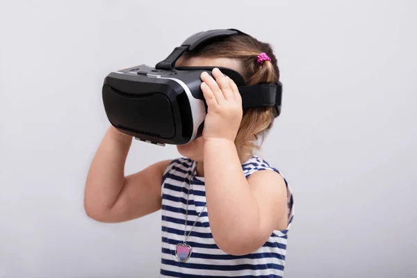 Pequeña Chica Usando Auricular Realidad Virtual Sobre Fondo Blanco — Foto de Stock