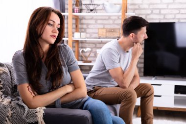 Koltukta oturan ve birbirlerini görmezden gelen üzgün genç çift