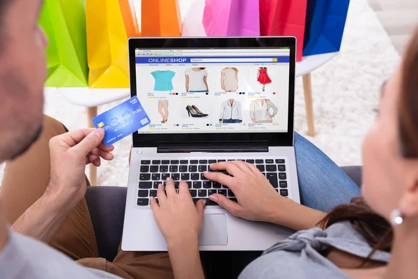 Nternetten Alışveriş Yaparken Kredi Kartı Kullanan Çift — Stok fotoğraf