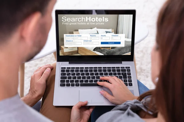 Nahaufnahme Eines Ehepaares Bei Der Suche Nach Hotels Mit Niedrigen — Stockfoto