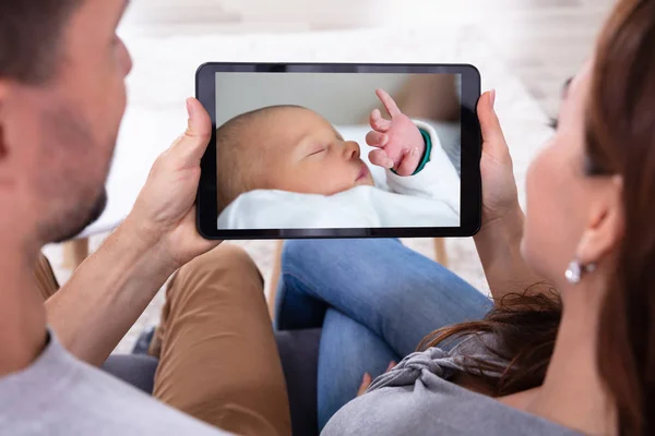 Close Casal Jovem Olhando Para Monitor Bebê Tablet Digital Casa — Fotografia de Stock