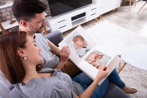 情侣在看婴儿相册时的特写 — 图库照片