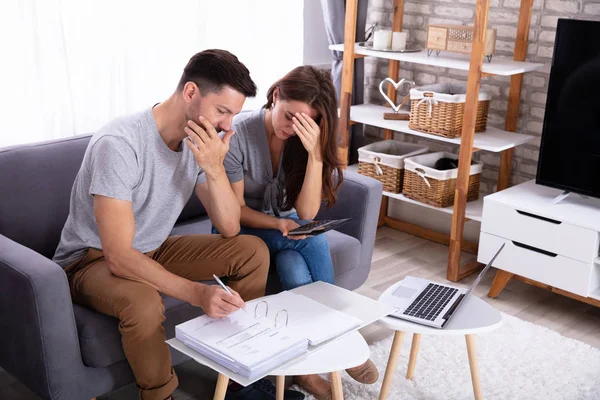 Joven Triste Pareja Sentada Sofá Calculando Factura — Foto de Stock