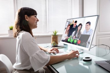 İş Kadını İşYerinde Bilgisayar Başında Meslektaşlarıyla Videokonferans