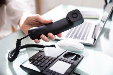 Bir iş kadını yakın çekim ofis telefon görüşmesi yapmak Için telefon numarası arama