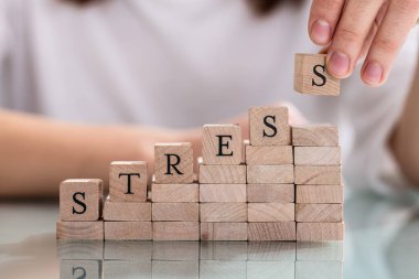 Ahşap Blok Üzerine Word Stres Son Alfabe si yerleştirme kişinin el yakın çekim