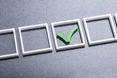 Yeşil onay işareti onay kutusunu, yükseltilmiş bir görünümü gri arka plan üzerinde