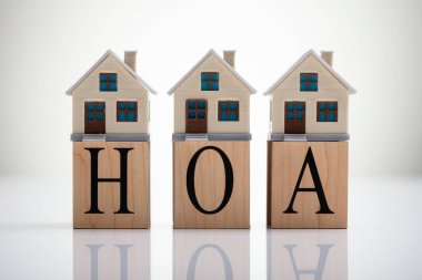 HOA Kübik Bloklarda Yansıtıcı Masanın Üzerinde Ev Modelleri Satırı