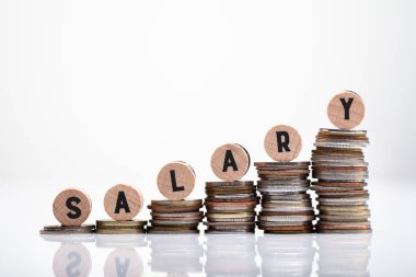 Orada Yansıtıcı Yüzey Üzerine Artan Para Yığını Üzerine Maaş Tahta Blok Metni