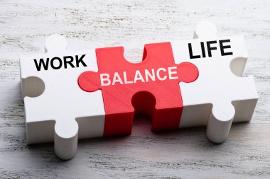  Yapbozun Parçalarına Yazılan Denge ve Yaşam Sözcükleri