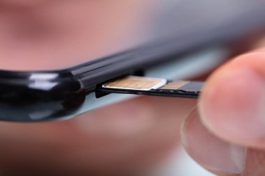 Cep telefonuna Sim Kart Ekleyen Bir Kişi 'nin Yakın Çekimi