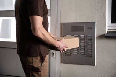 Man Holding Karton Kutu Halkası Interkom 'un Orta Bölümü