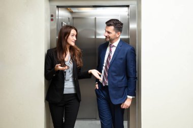 Asansörden Çıkan Mutlu Genç Çift