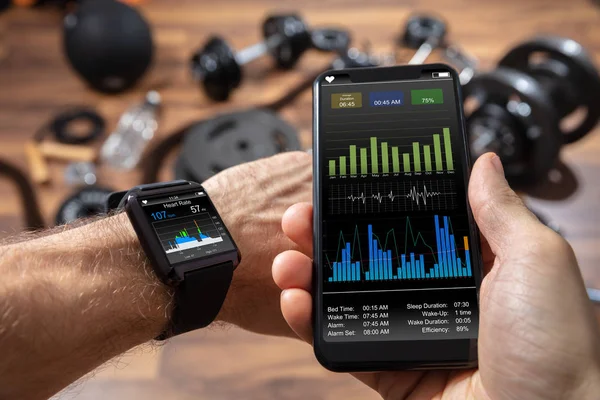 Nahaufnahme Der Männerhand Mit Smartwatch Und Handy Pulsmessung Fitnessstudio — Stockfoto