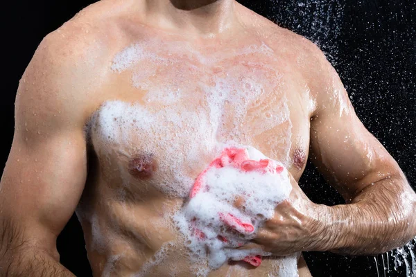 Střední Řez Muže Bez Trička Jak Sprchuje Mýdlovou Houbou — Stock fotografie