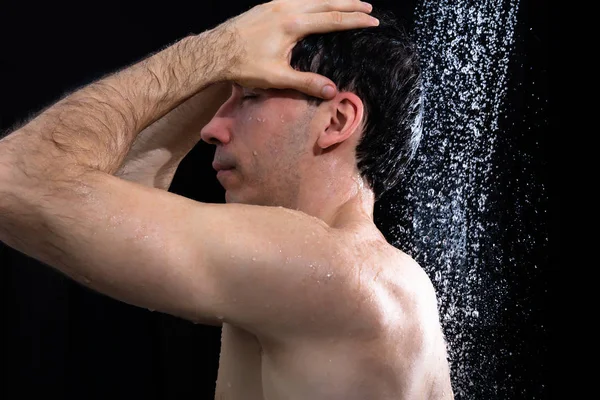 Giovane Uomo Prendendo Una Doccia Bagno Sfondo Nero — Foto Stock