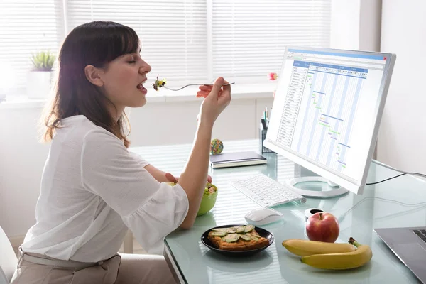 Hungry Businesswoman Having Breakfast Sitting Front Computer Office — Stock Photo, Image