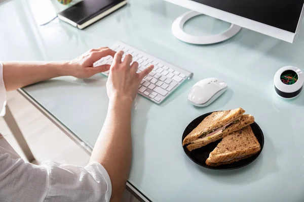 Nahaufnahme Des Sandwich Frühstücks Der Nähe Von Geschäftsleuten Die Computer — Stockfoto