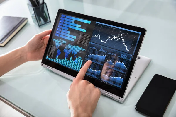 Close Businesswoman Hand Analyzing Graph Digital Laptop Workplace — Stok Foto